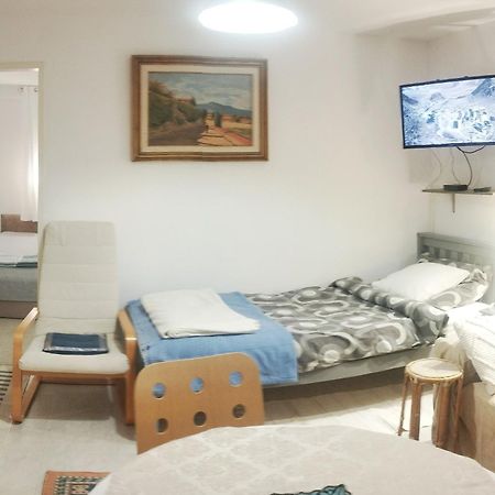 B&B Family Basement Apartment, Breakfast, Free Parking, 5Km From Tulln Chorherrn エクステリア 写真