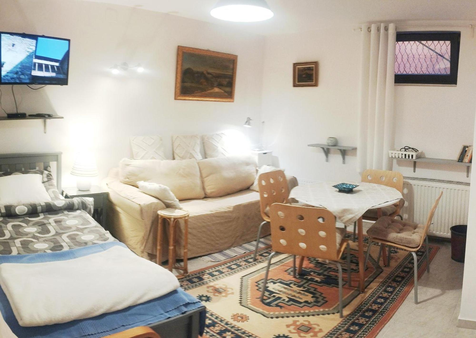 B&B Family Basement Apartment, Breakfast, Free Parking, 5Km From Tulln Chorherrn エクステリア 写真