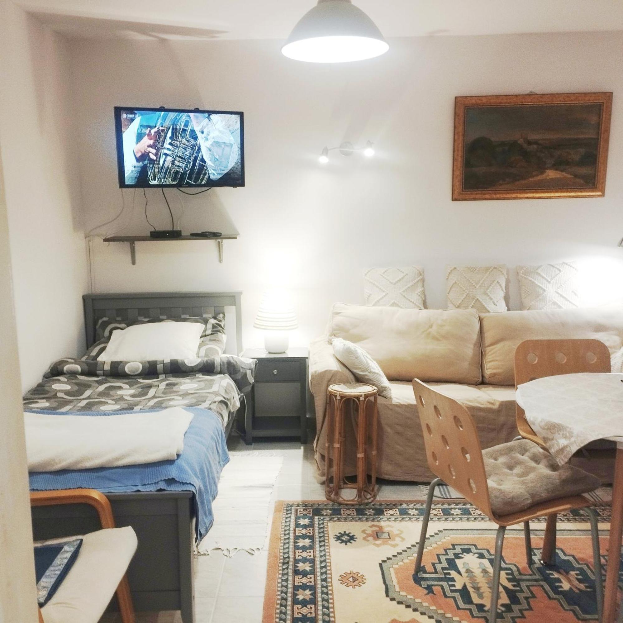 B&B Family Basement Apartment, Breakfast, Free Parking, 5Km From Tulln Chorherrn エクステリア 写真