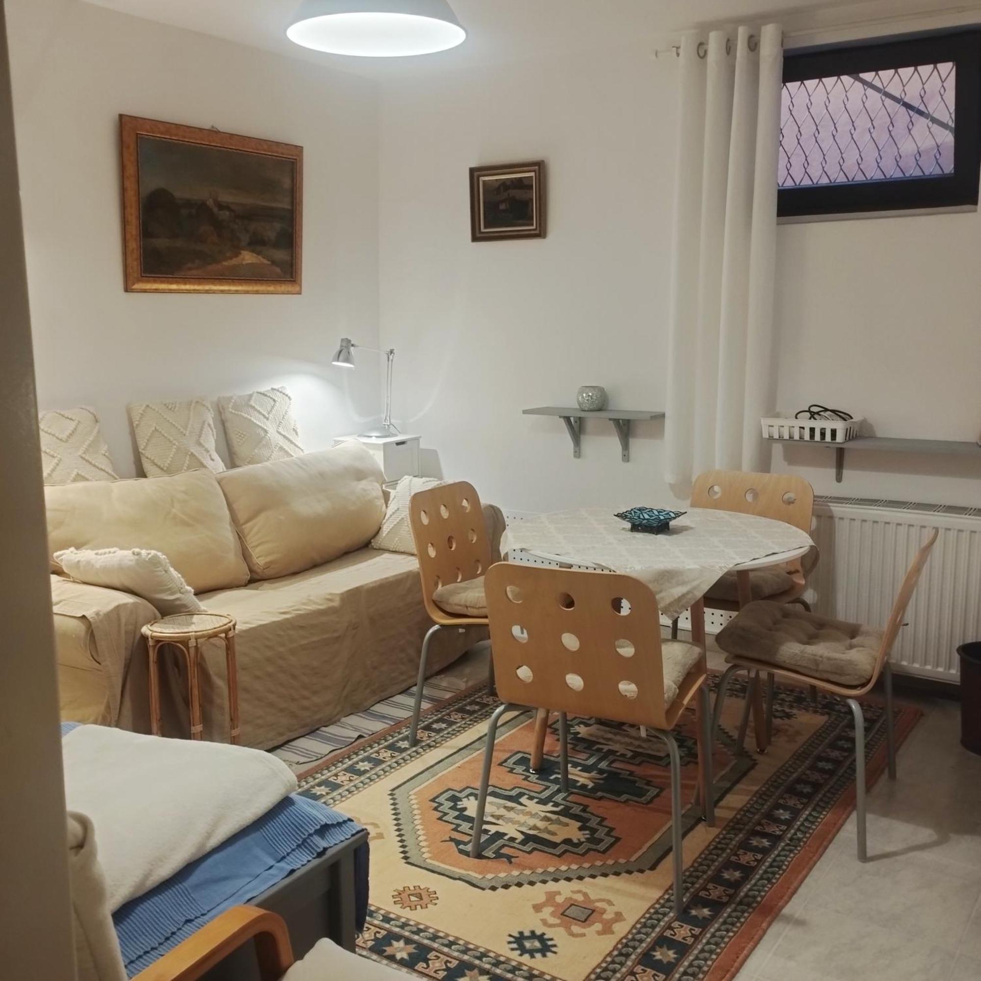 B&B Family Basement Apartment, Breakfast, Free Parking, 5Km From Tulln Chorherrn エクステリア 写真